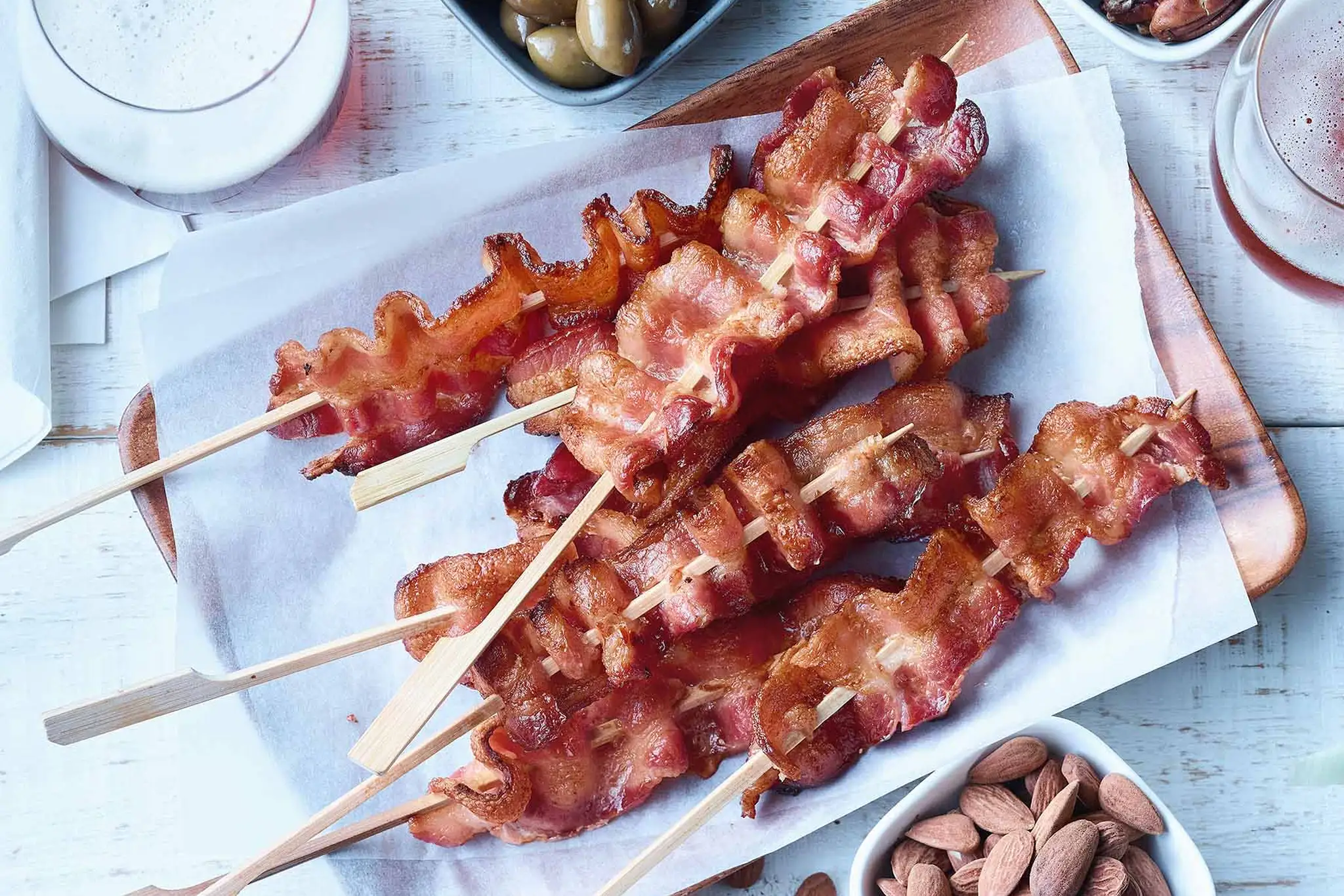 Bacon sur pic avec olive, amandes et noix de grenobles sur le côté