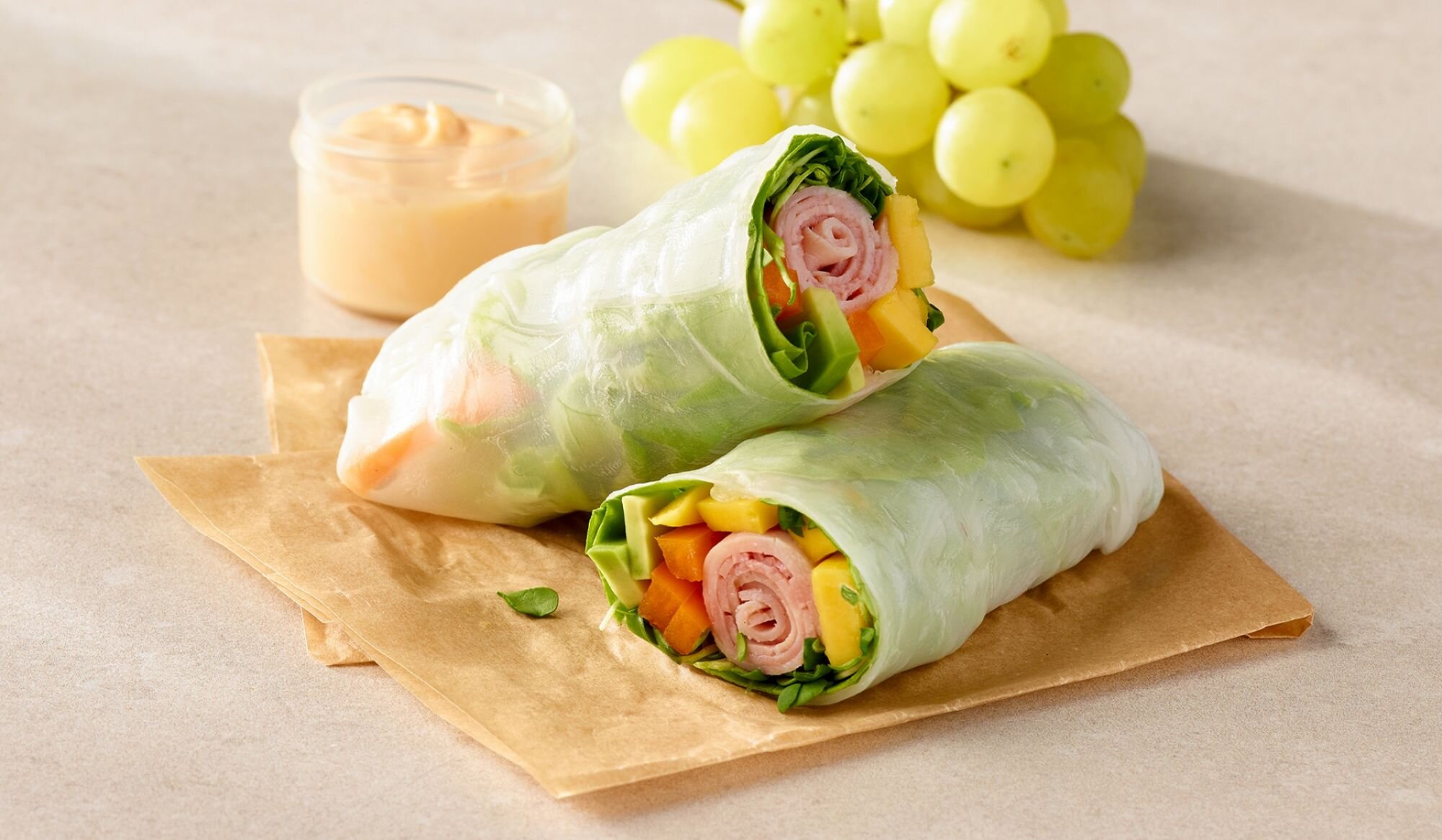 Rouleaux de printemps frais au jambon, mangue et légumes croquants