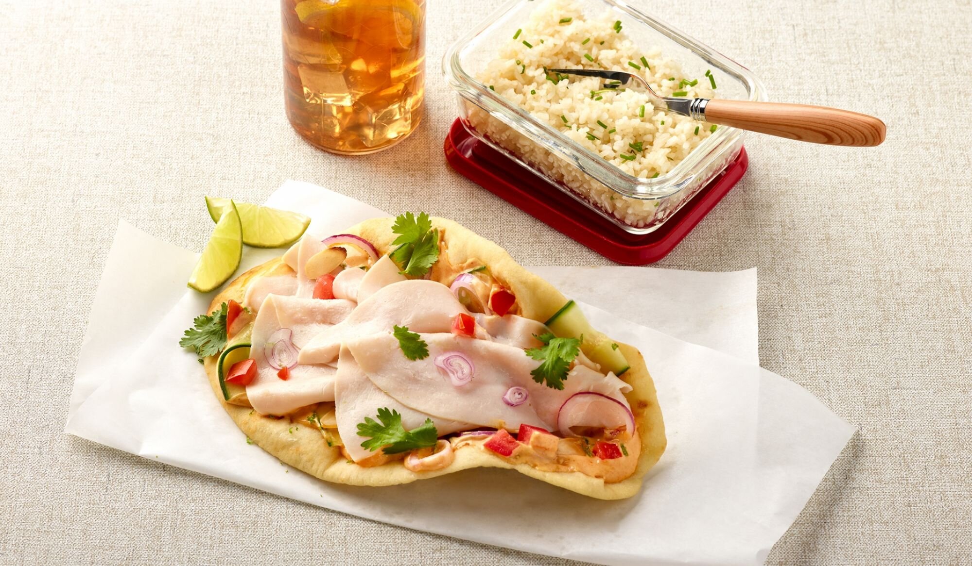 Pain naan garni de dinde, légumes frais et mayonnaise épicée