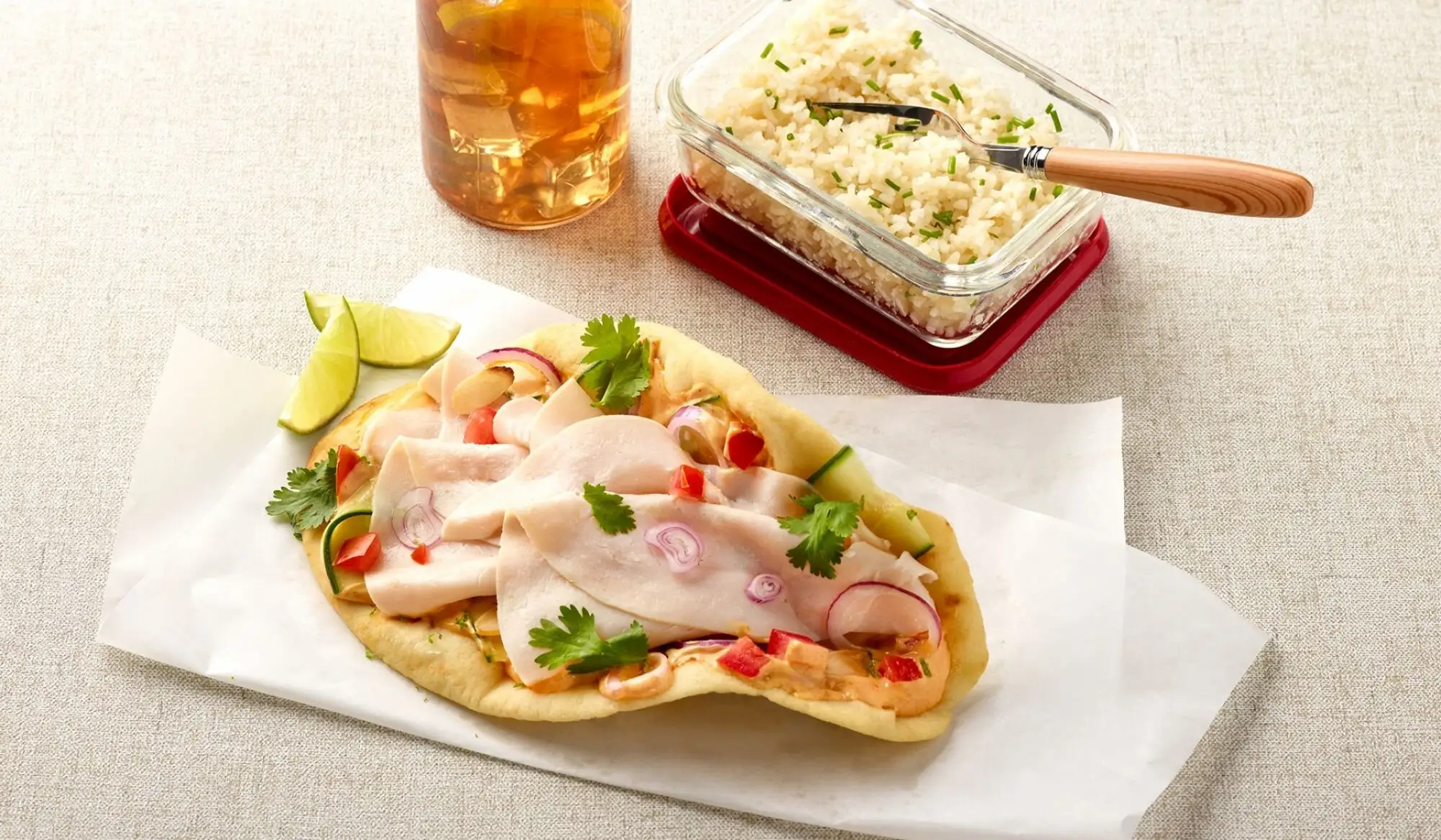 Pain naan garni de dinde, légumes frais et mayonnaise épicée