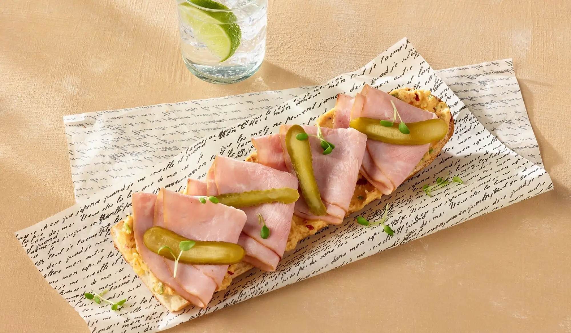 Tartine de baguette grillée au jambon et beurre cowboy