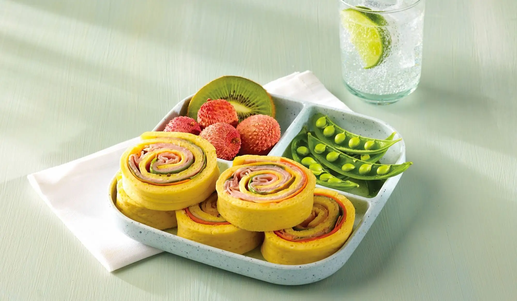 Omelette roulée façon tamagoyaki garnie de jambon et légumes