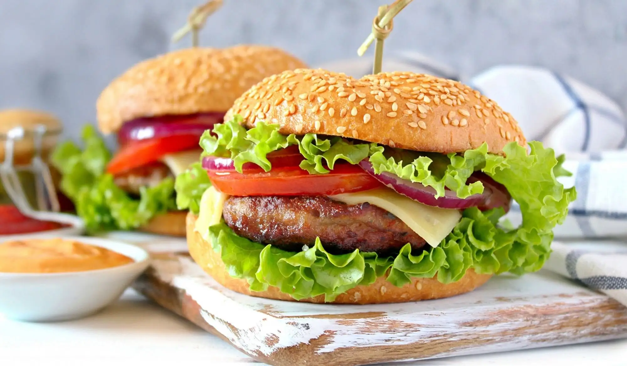 Burger de dinde garni de double bacon, fromage et légumes