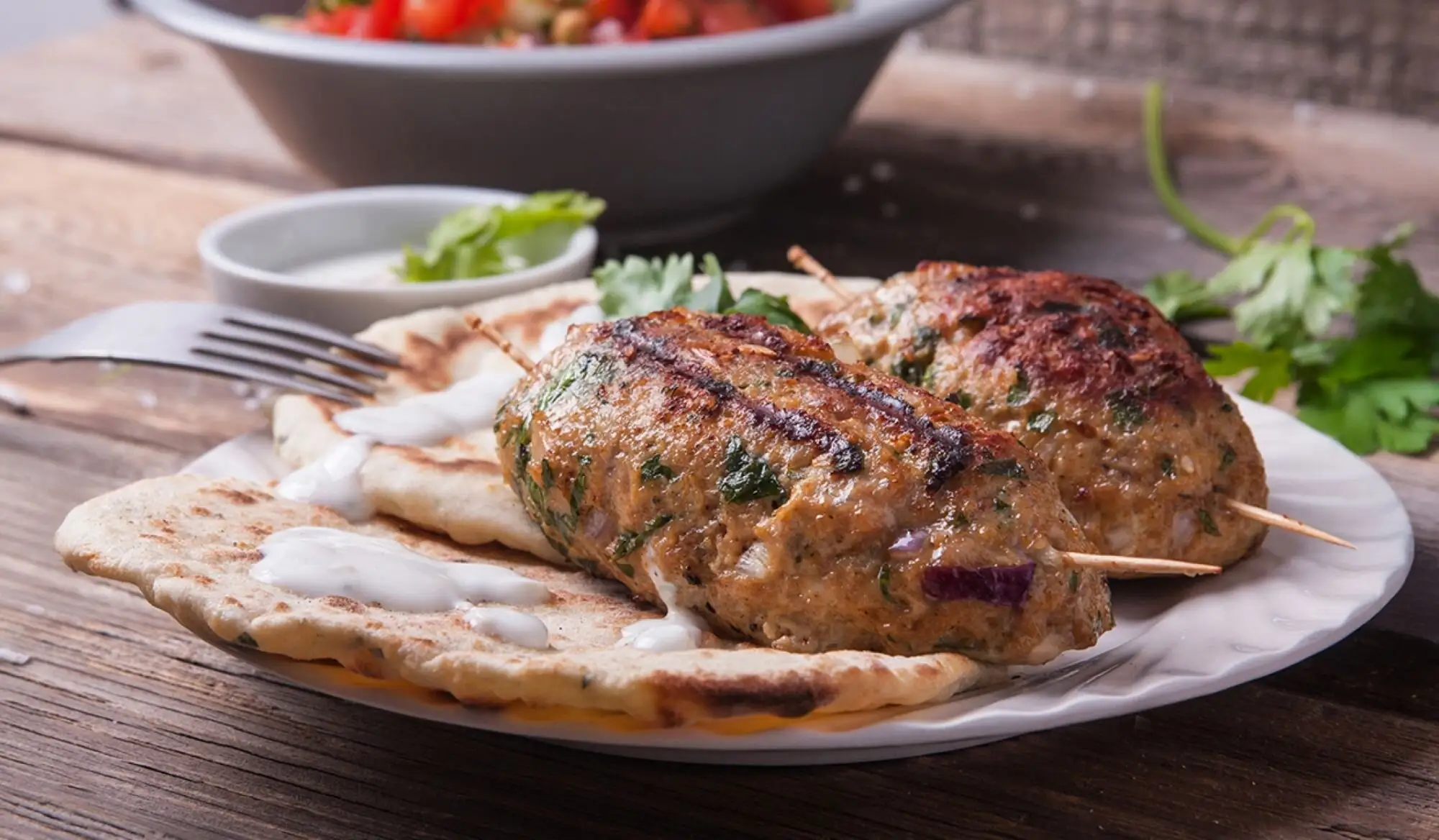 Brochettes de kefta de poulet grillées aux épices et herbes fraîches