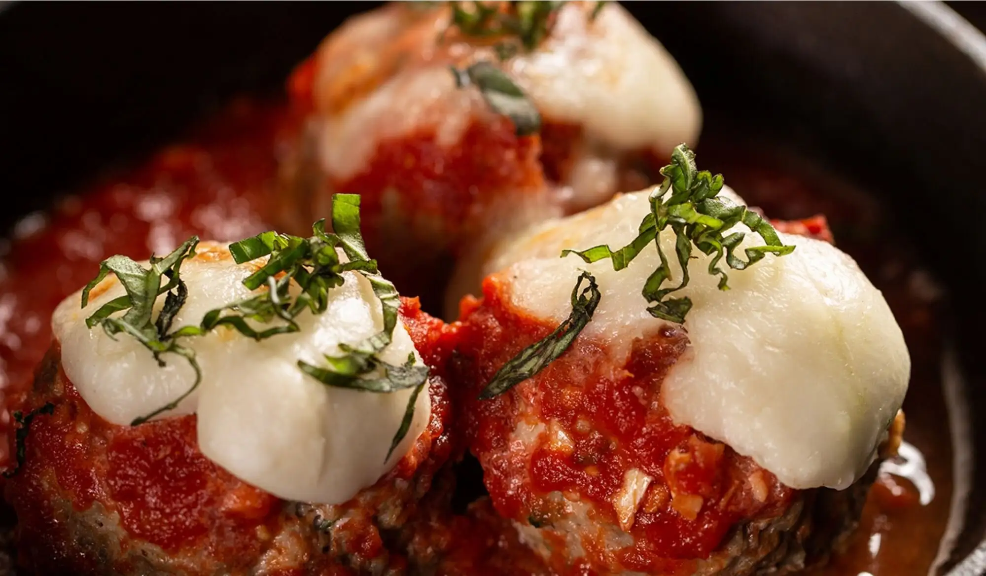 Boulettes de dinde à l’italienne servies avec sauce marinara