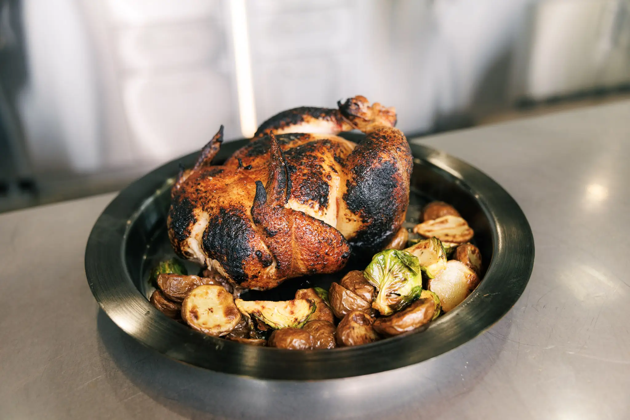 poulet entier rôti sur tournebroche avec choux de bruxelles et patates rôtis