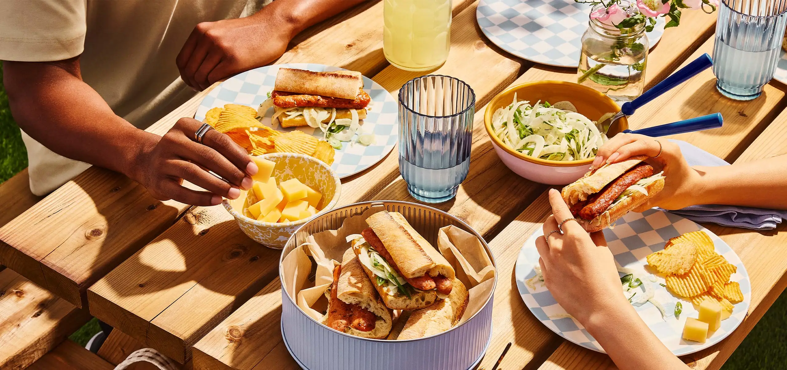 Tablée de plats multiples avec saucisses La Fernandière