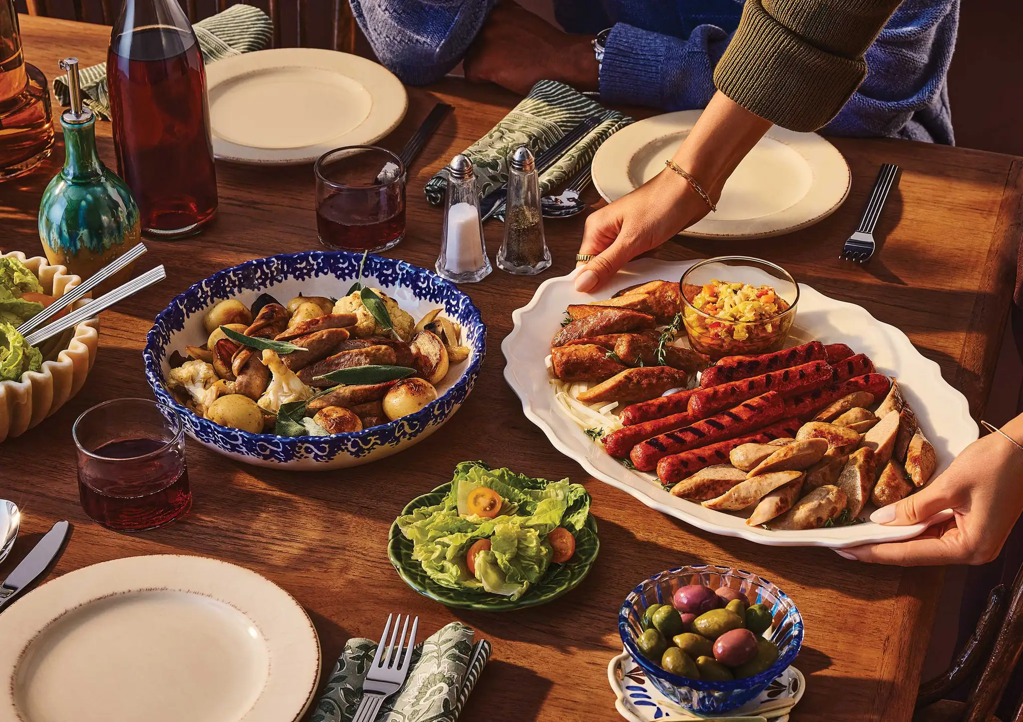 Tablée de plats multiples avec saucisses La Fernandière