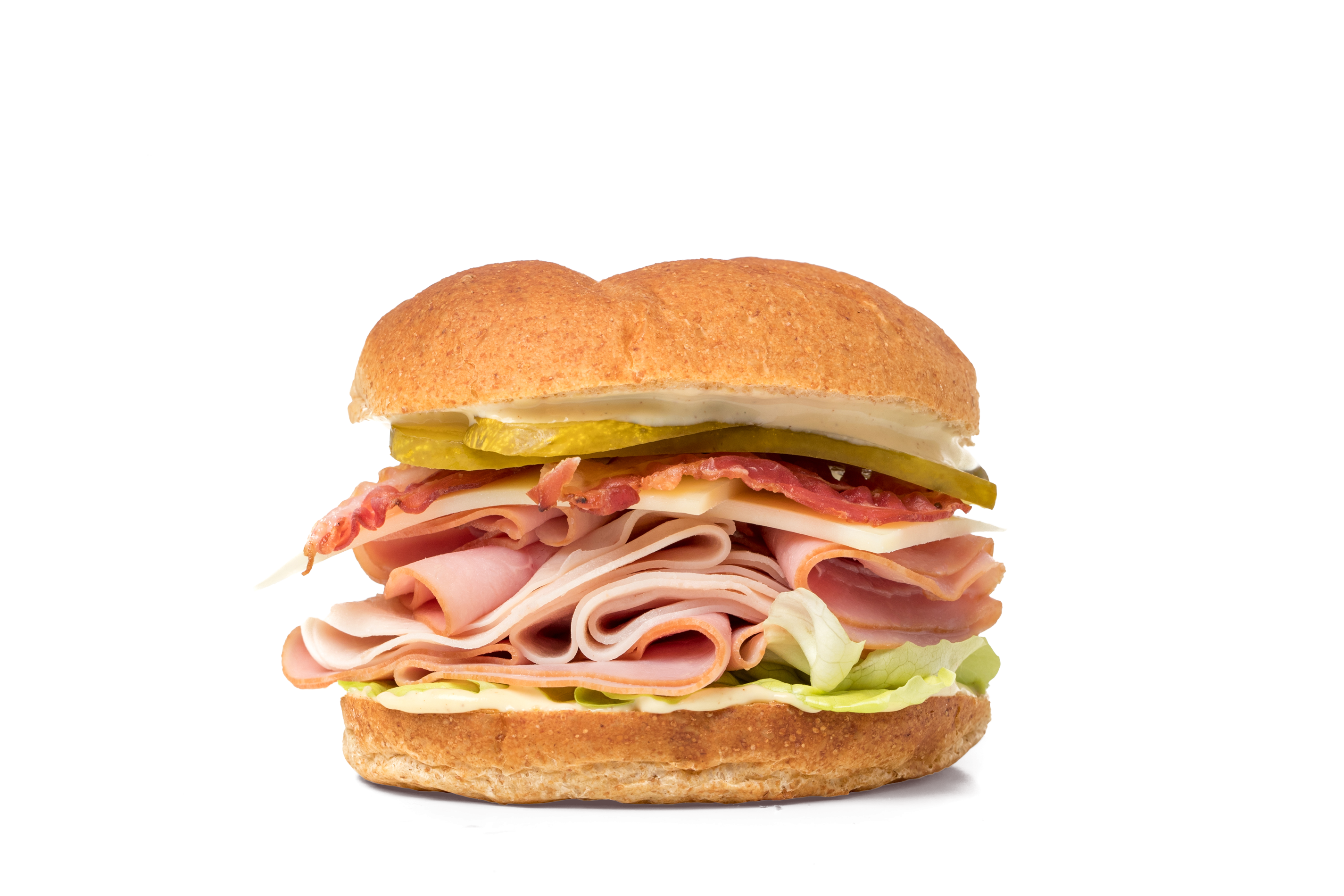 Sandwich au jambon et bacon,garni de laitue, fromage, cornichon et mayo-dijon