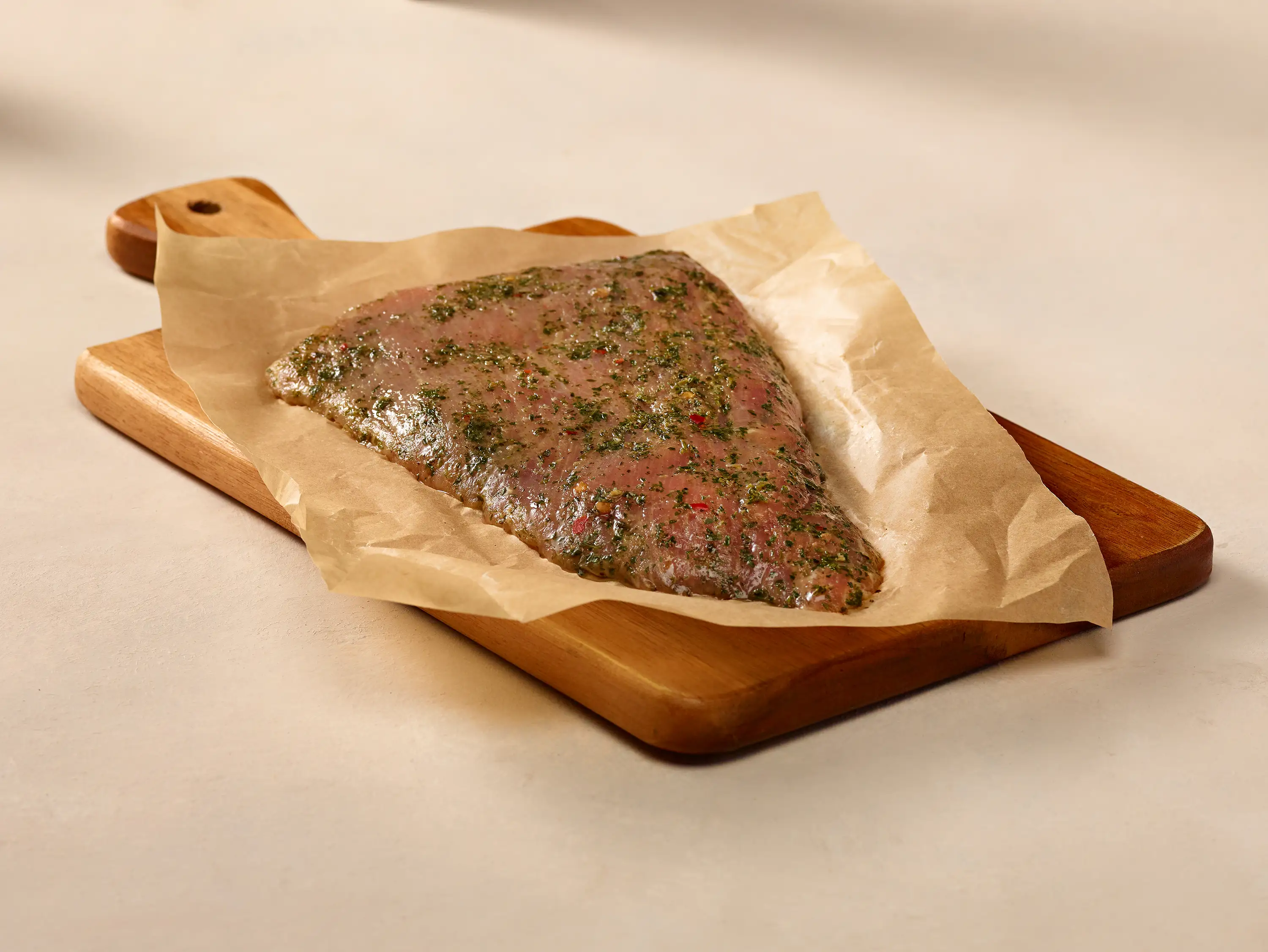 Bavette de porc chimichurri sur une planche de bois