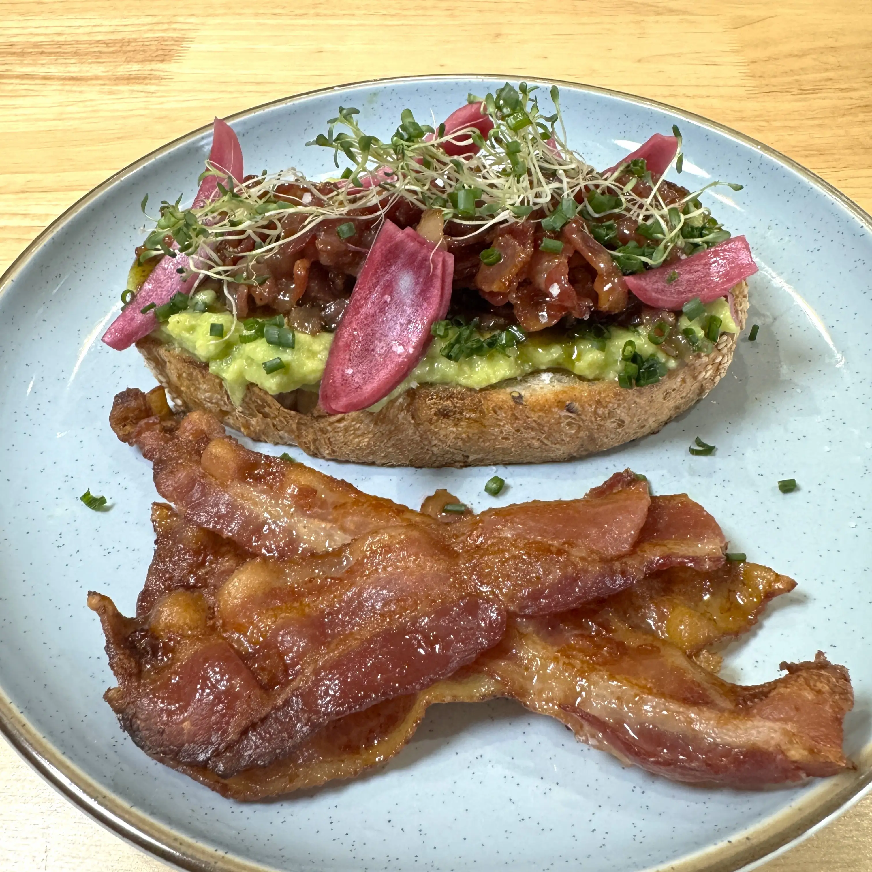 Toast à l’avocat et bacon