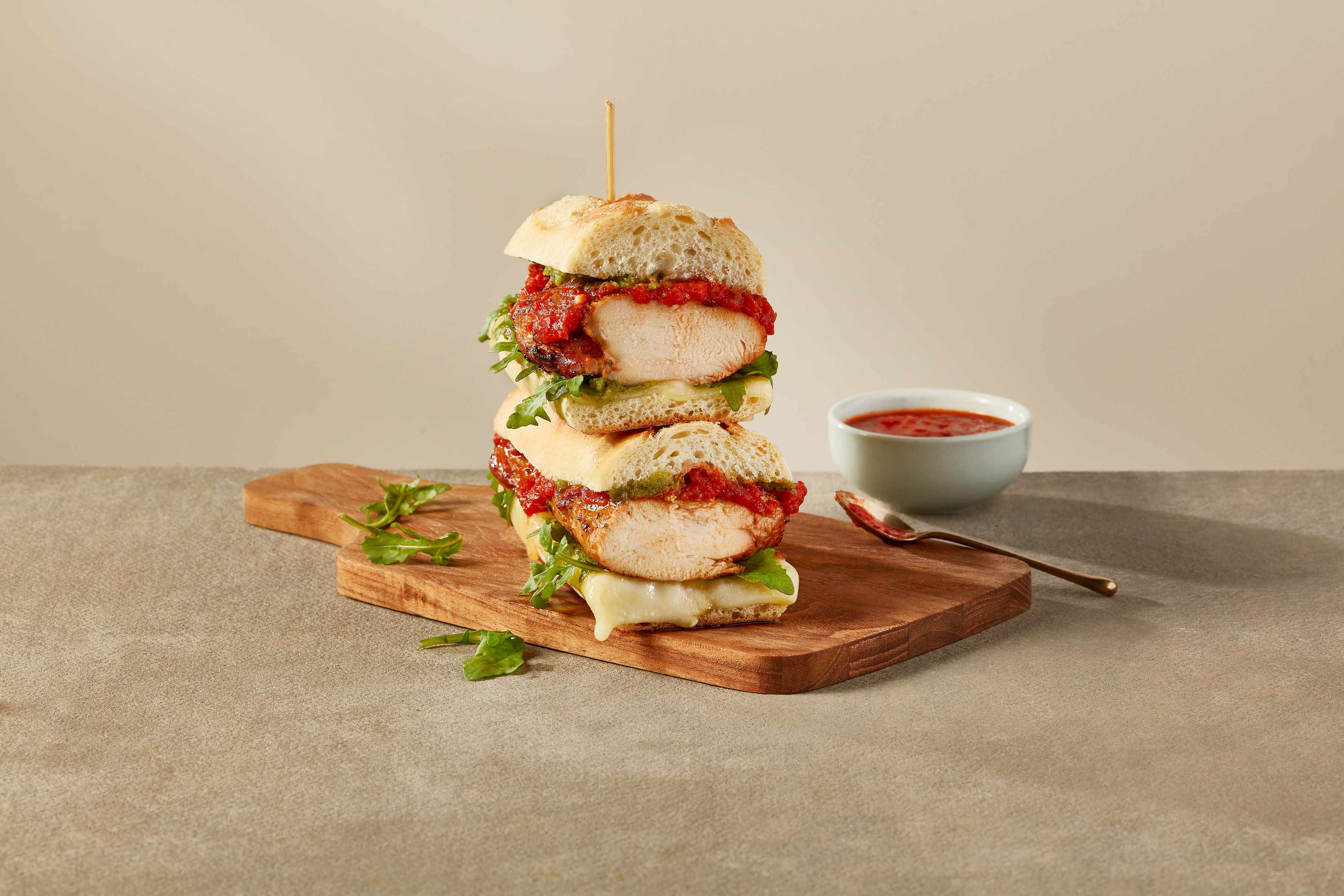 Sandwich italien au poulet à la toscane, avec sauce marinara, pesto, mozarella et roquette