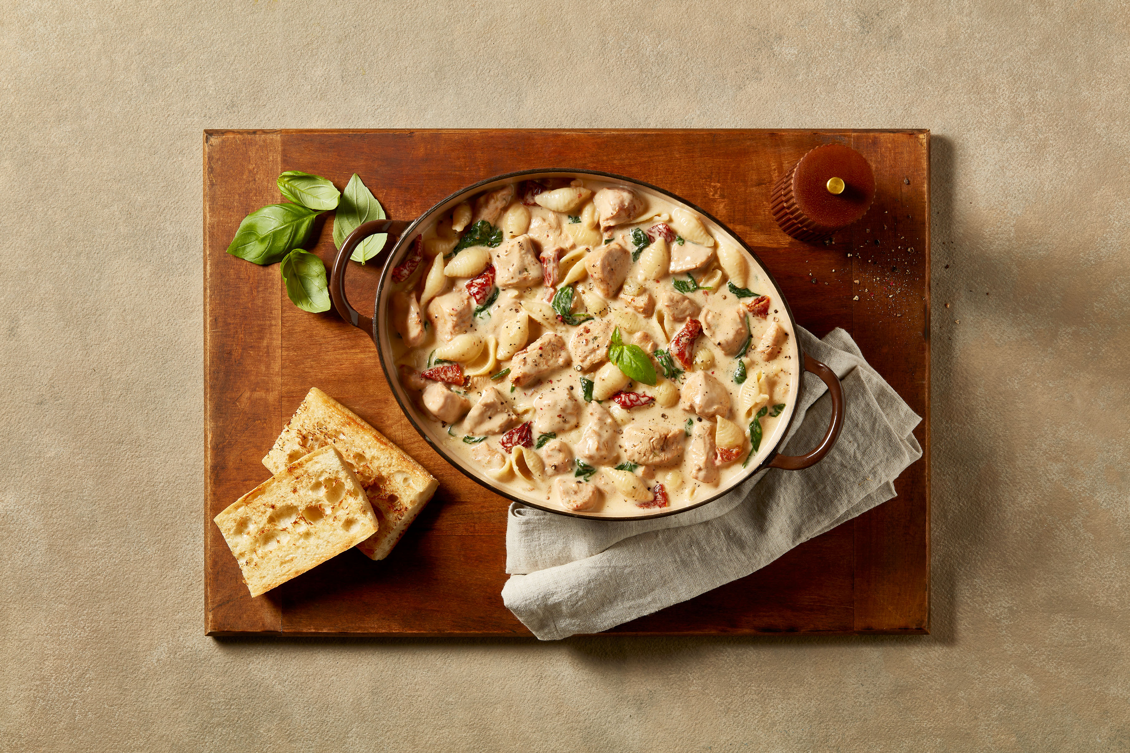 One pot de pâtes crémeuses au poulet à la toscane, épinards et tomates séchées