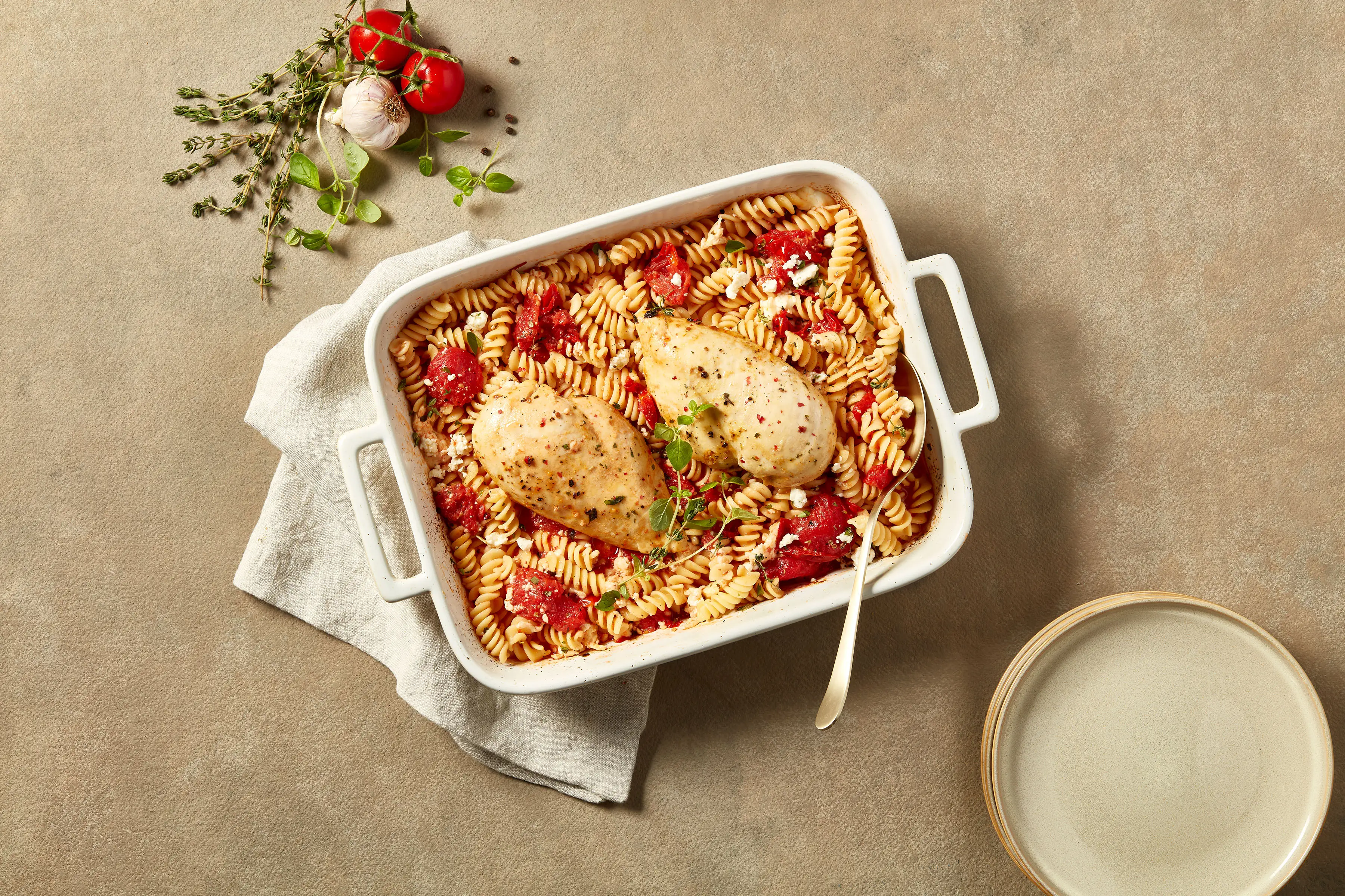 One pot de poitrines de poulet à la méditerranéenne avec pâtes aux tomates et feta