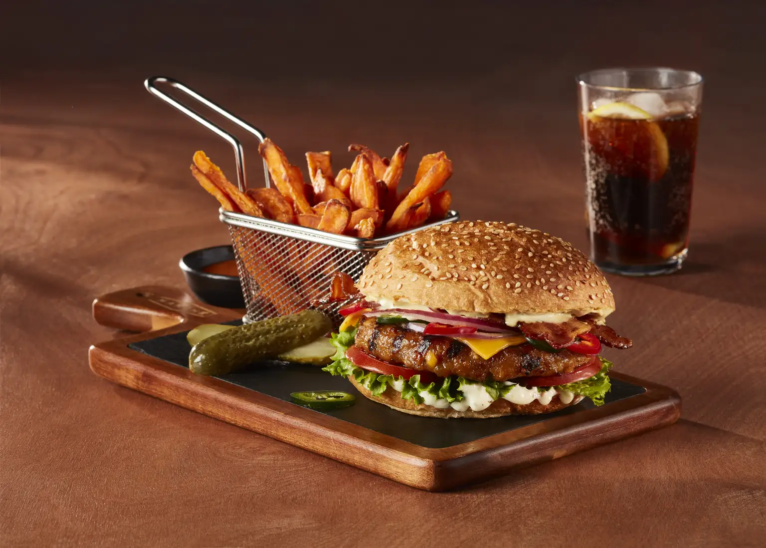 Burger de porc Jalapeno-cheddar avec frites et boisson gazeuse