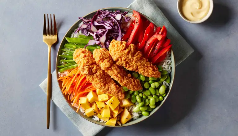 Filets de poulet style tempura servis en bol avec riz et légumes