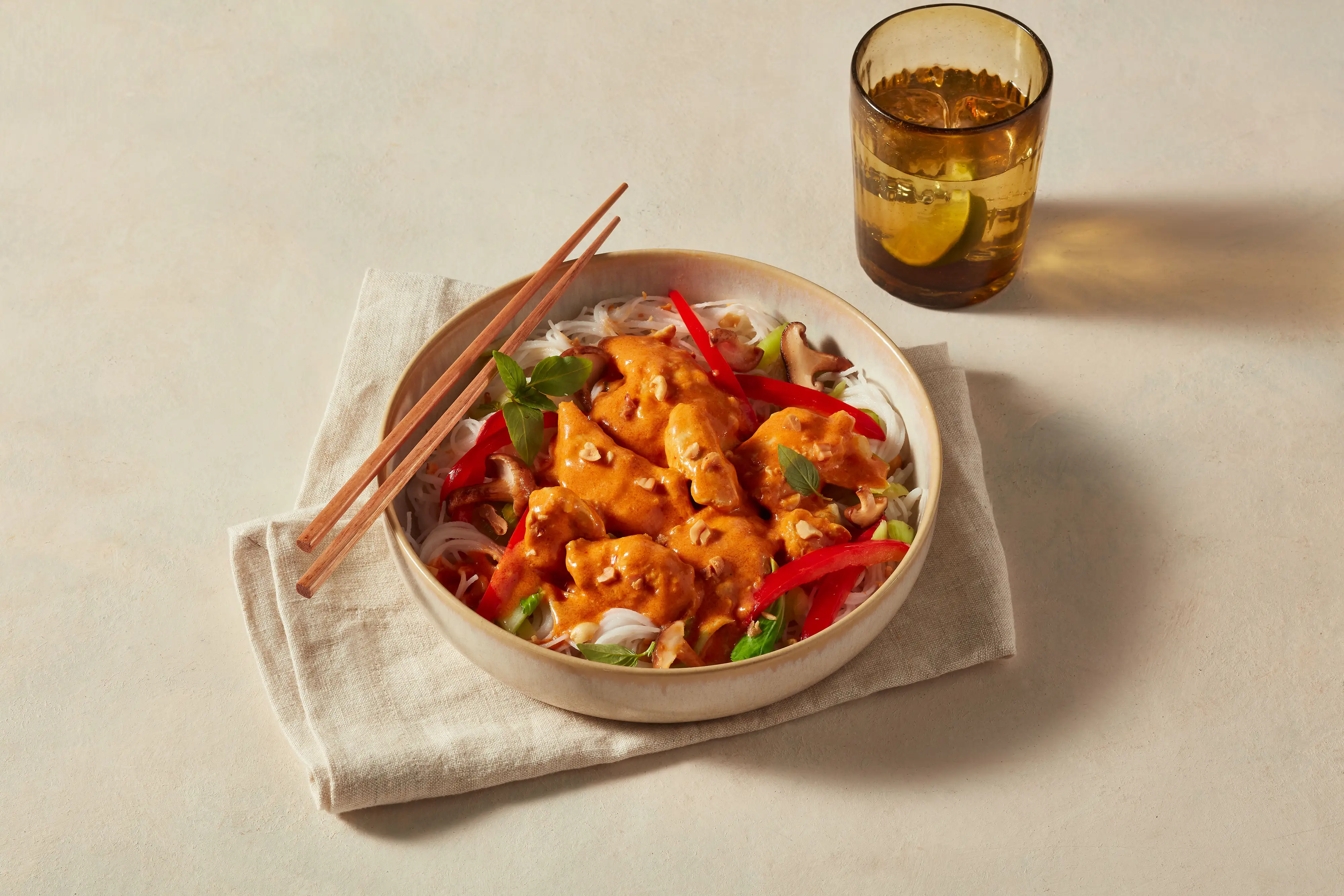 Bol crémeux au poulet sauce coco à la thaïlandaise et vermicelles de riz