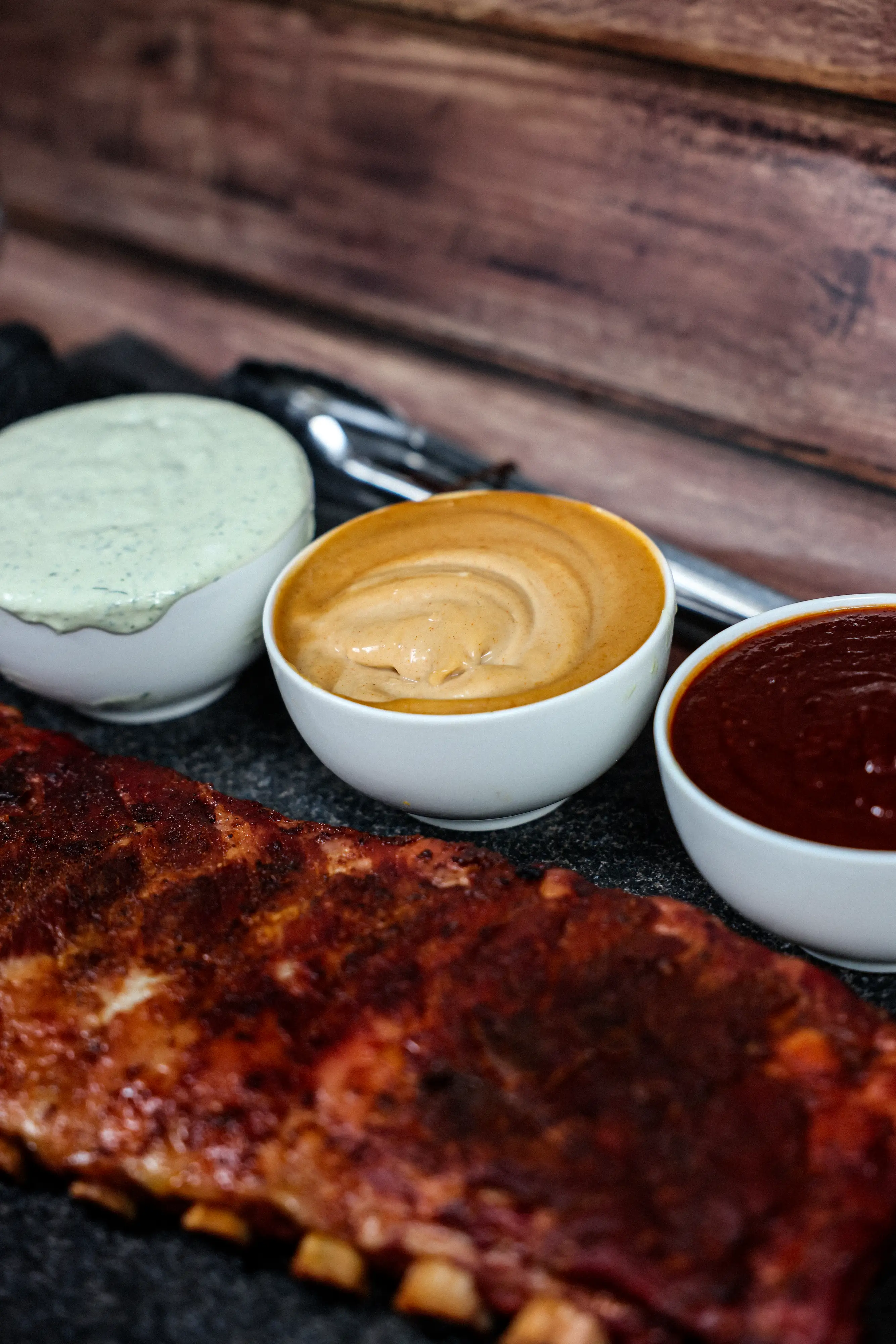 Côtes de flanc de porc fumées avec 3 sauces