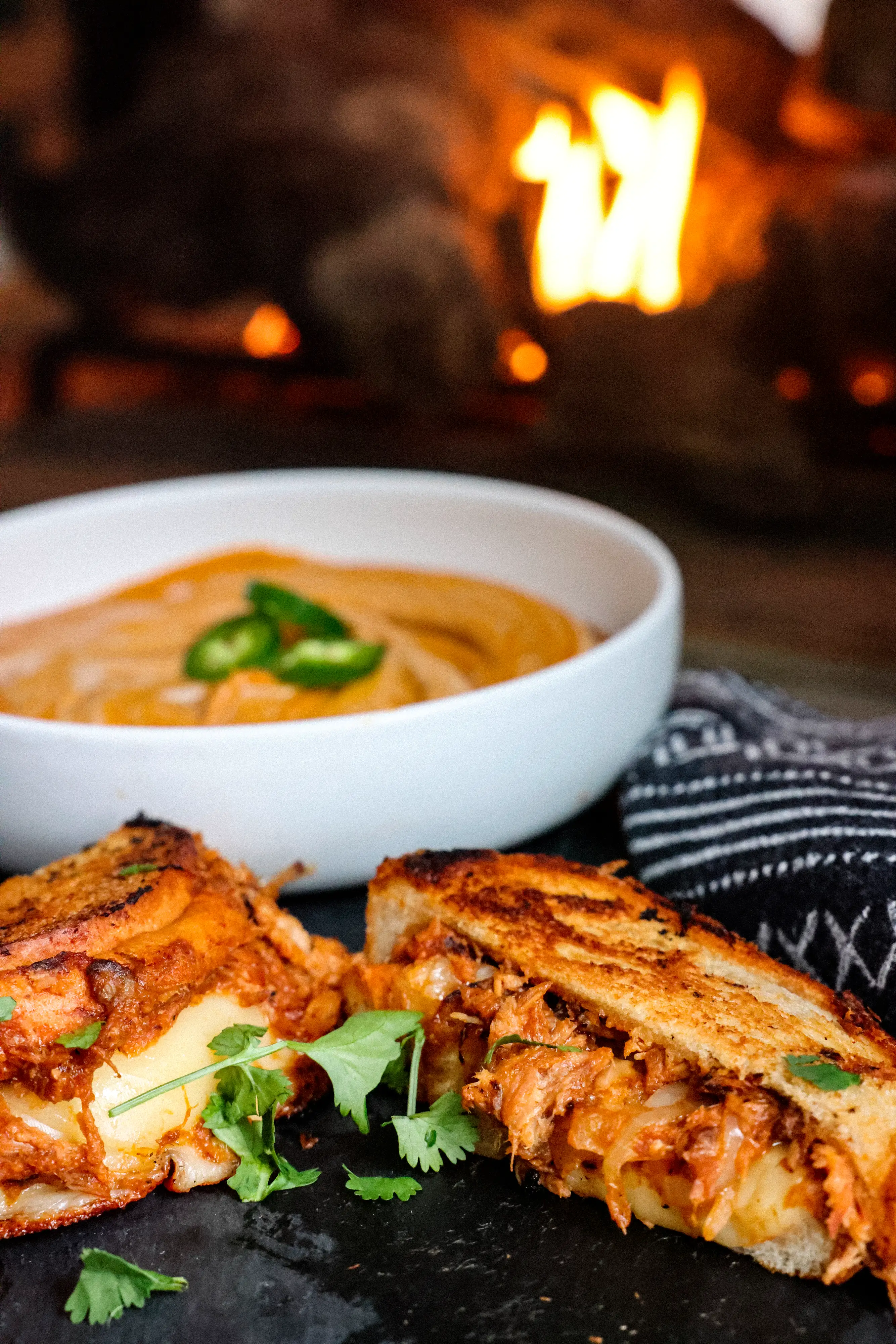 Grilled cheese au porc effiloché avec potage de légumes grillés