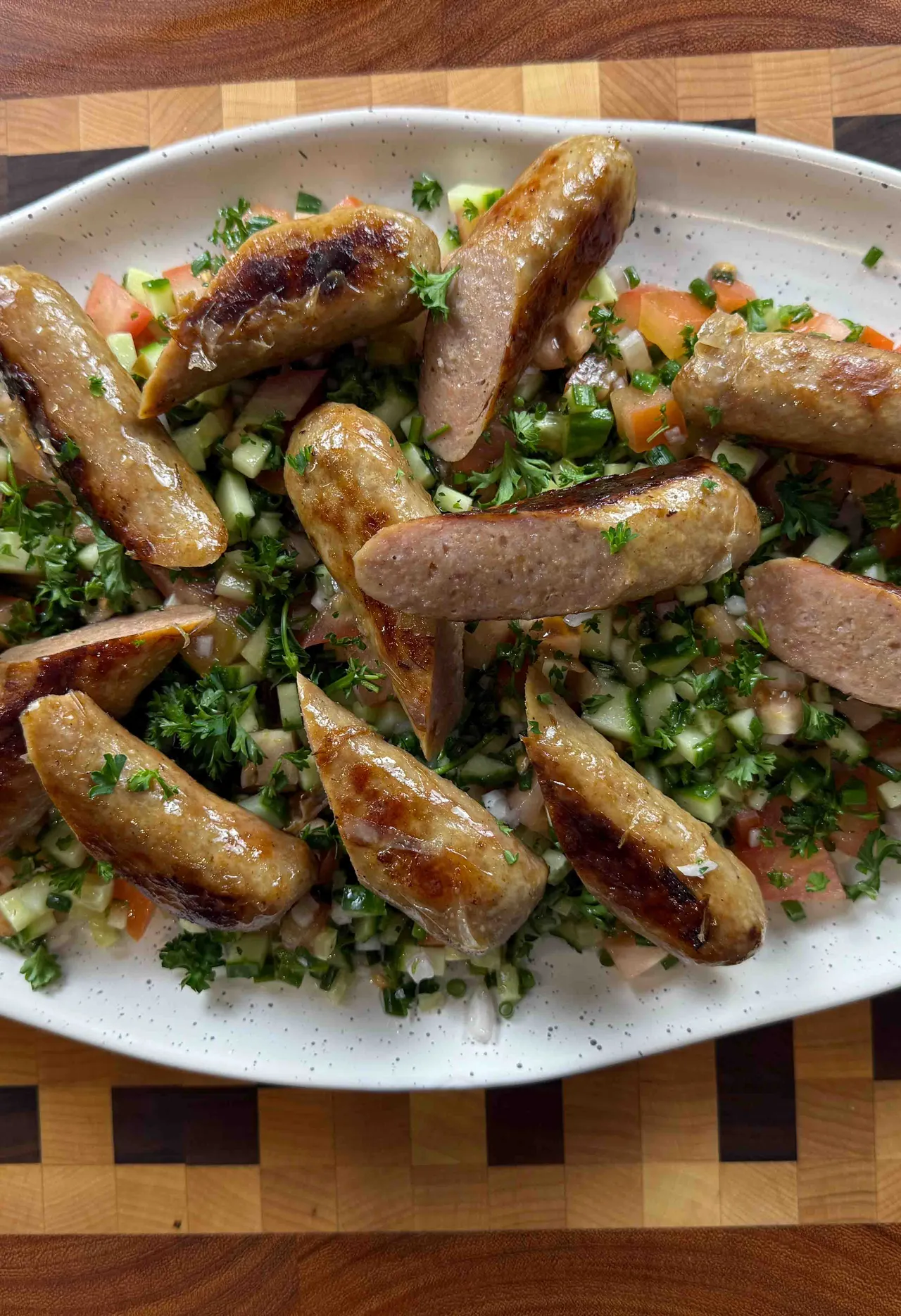 Saucisses bacon cheddar accompagné d'une salade fraîche aux herbes