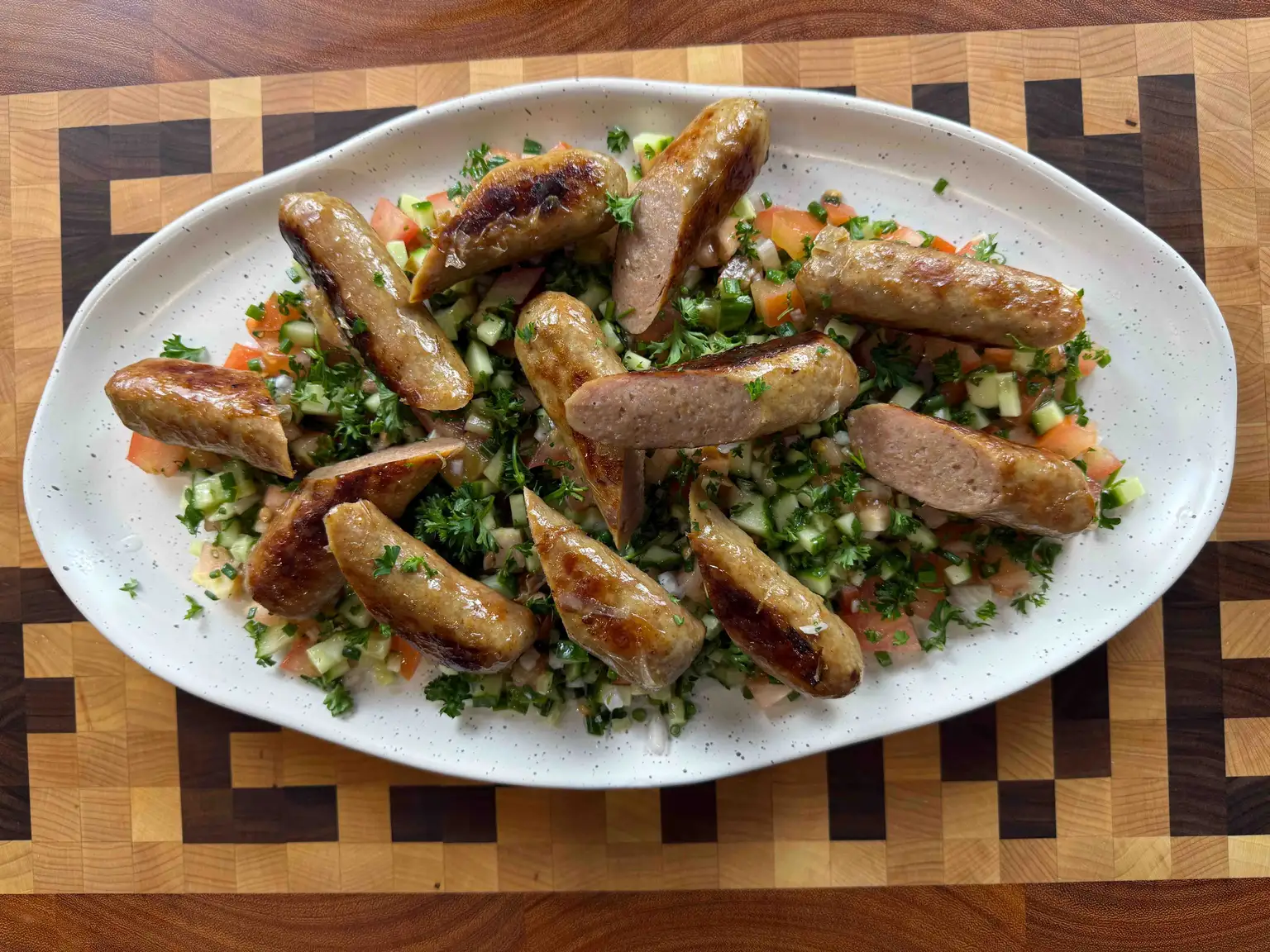 Saucisses bacon cheddar accompagné d'une salade fraîche aux herbes