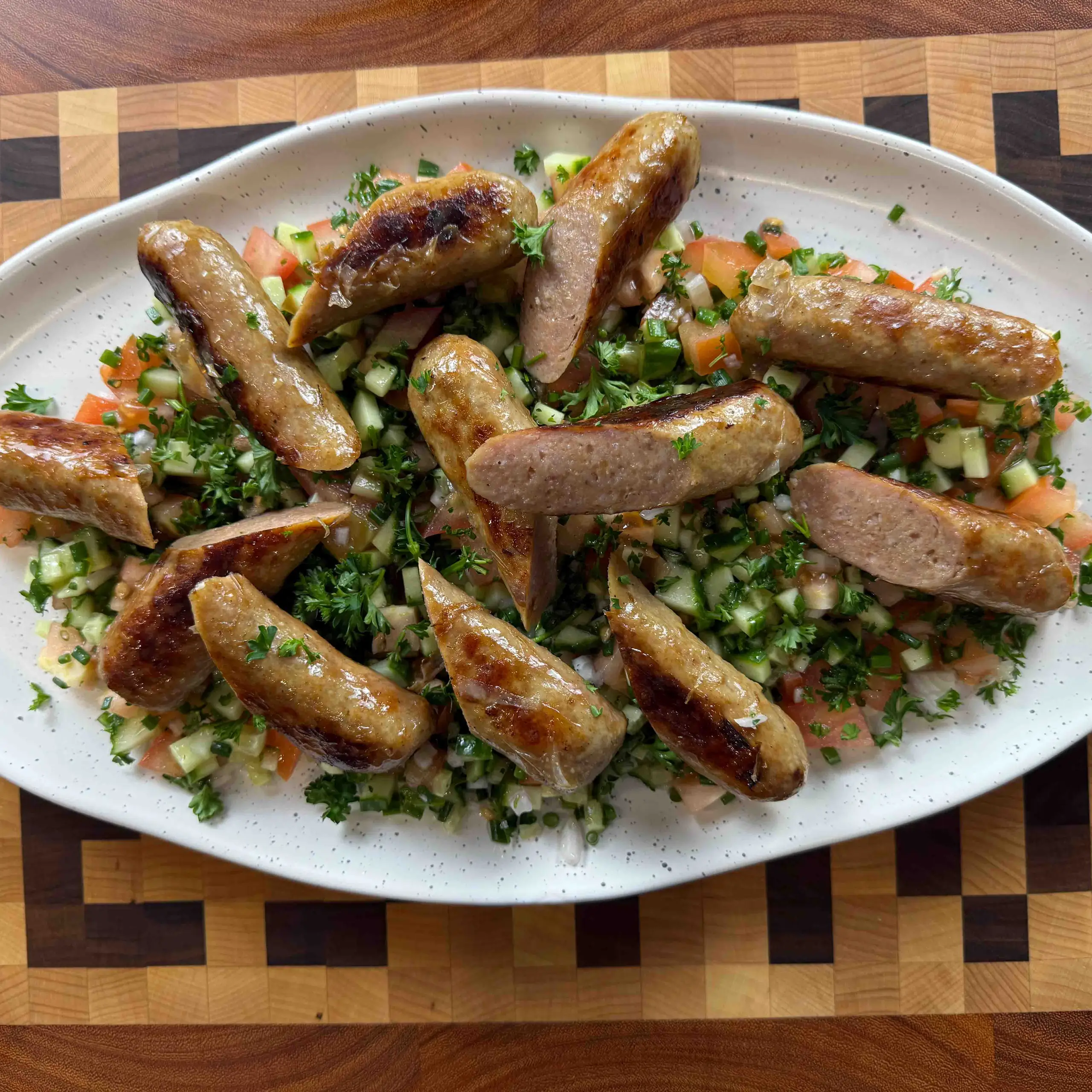 Saucisses bacon cheddar accompagné d'une salade fraîche aux herbes