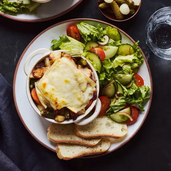 Bol raclette fromage fondu avec poitrine de dindon à l'érable fumé et légumes rôtis