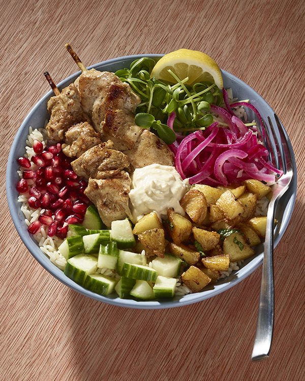 Bol repas de poulet Shish Taouk avec légumes et sauce