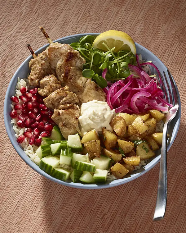 Bol repas de poulet Shish Taouk avec légumes et sauce