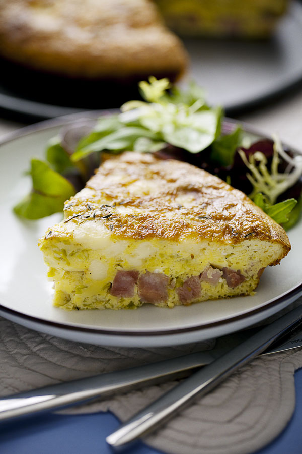 Fritatta aux épinards dans un bol de bacon