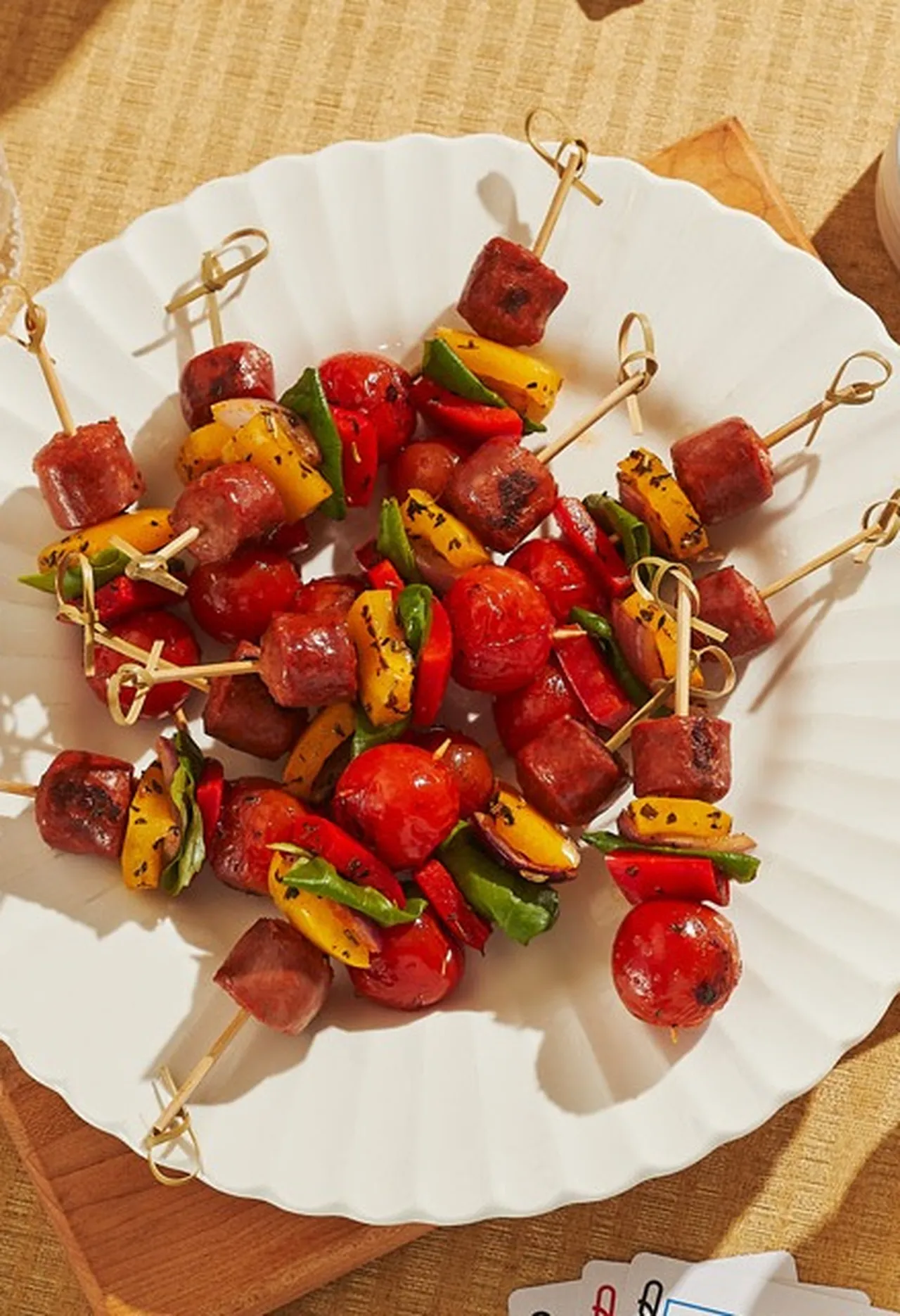 Brochettes apéro de saucisses grillées et légumes colorés