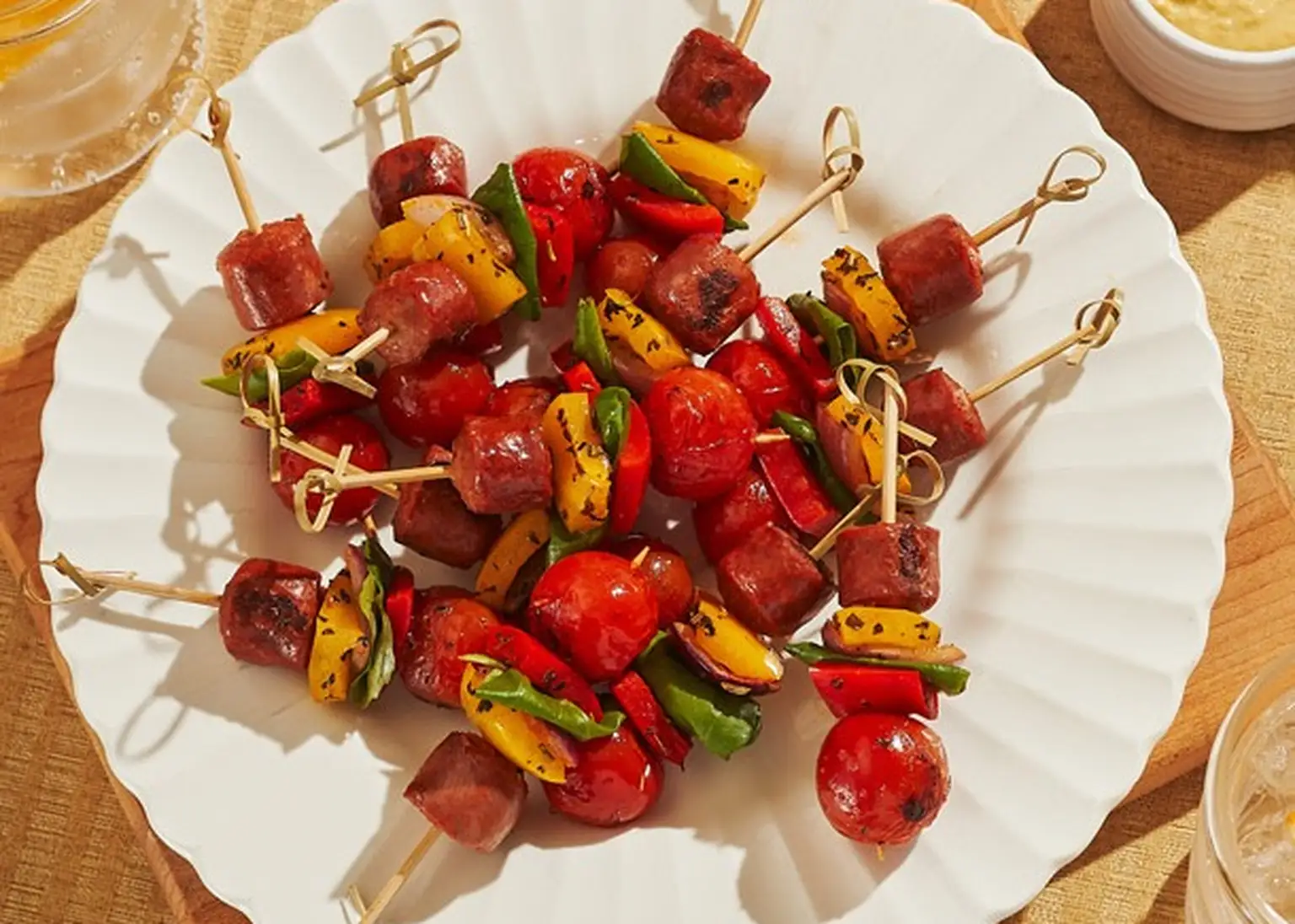 Brochettes apéro de saucisses grillées et légumes colorés