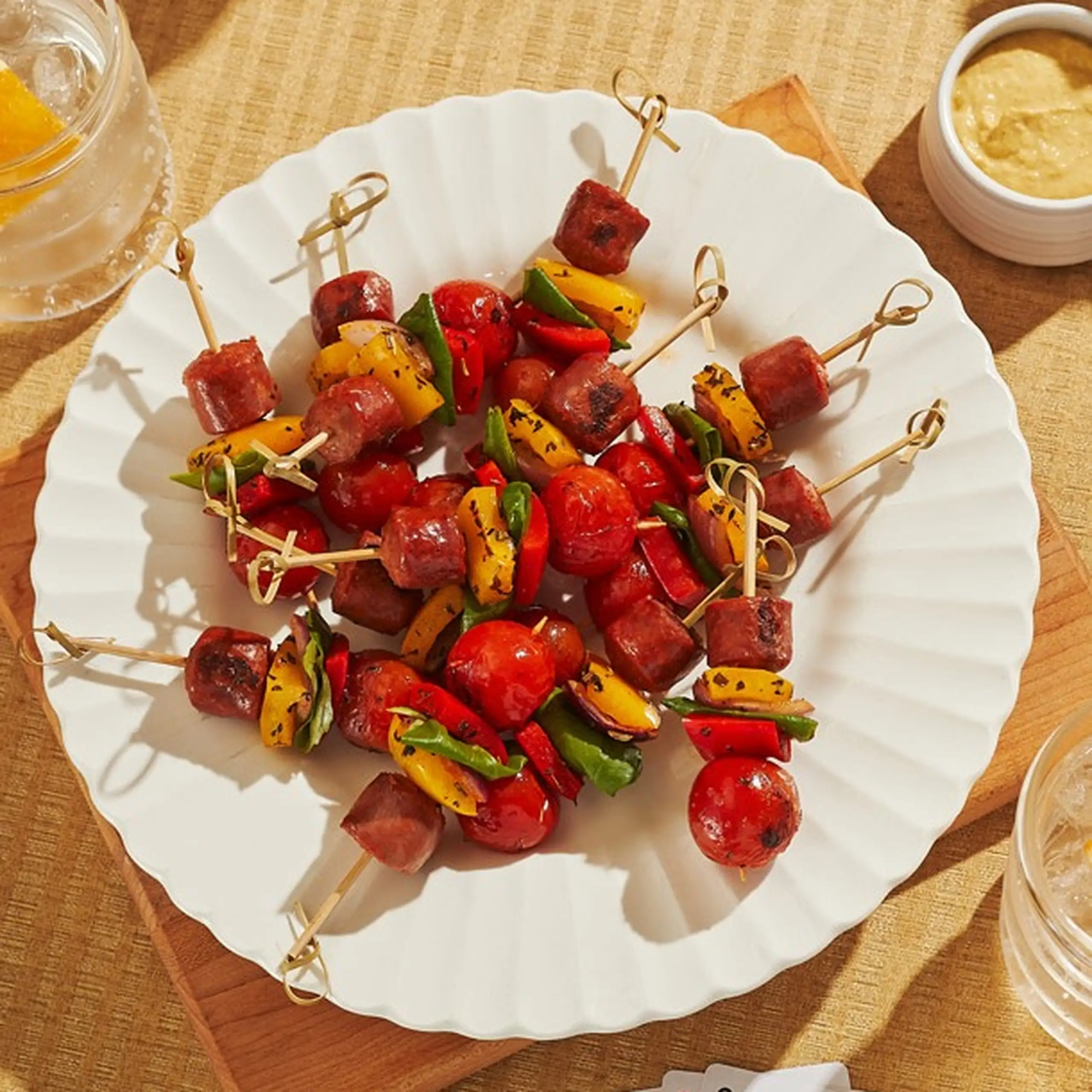 Brochettes apéro de saucisses grillées et légumes colorés