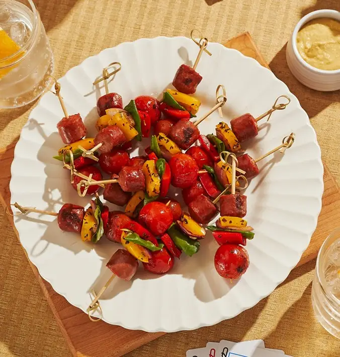 Brochettes apéro de saucisses grillées et légumes colorés