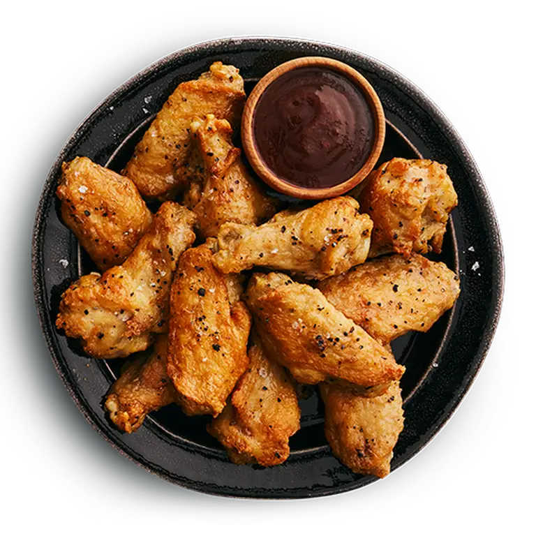 Assiette d'ailes de poulet sel et poivre avec sauce BBQ robuste
