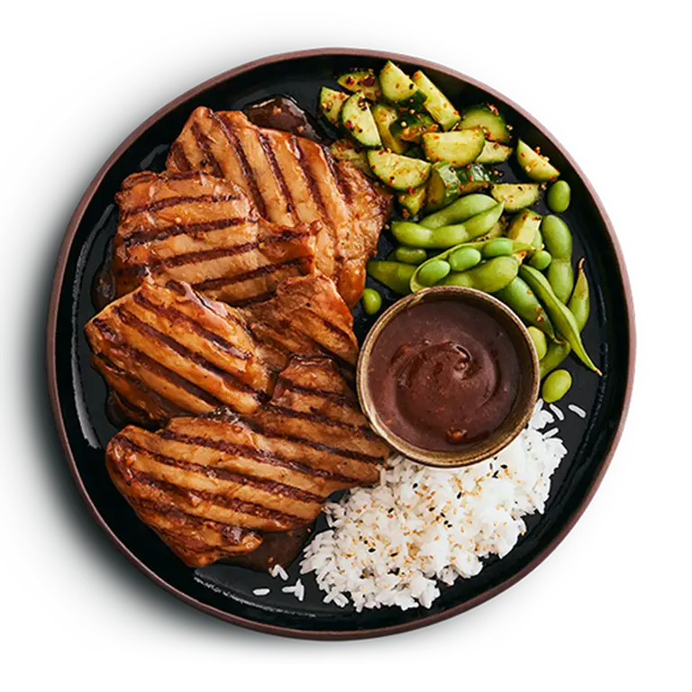 Assiette d'hauts de cuisses de poulet teriyaki avec sauce, edamame, concombre marinés et riz