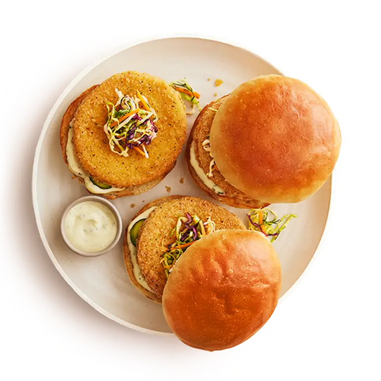 Assiette de burgers au poulet sans gluten avec sauce crémeuse à l'aneth