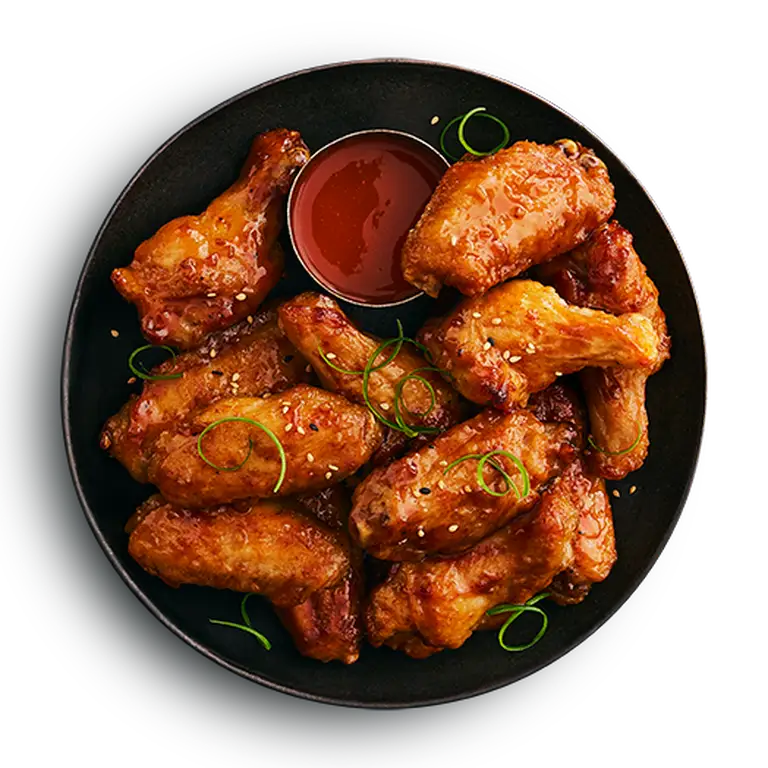 Assiette d'ailes de poulet à saveur miel et ail avec sauce piquante