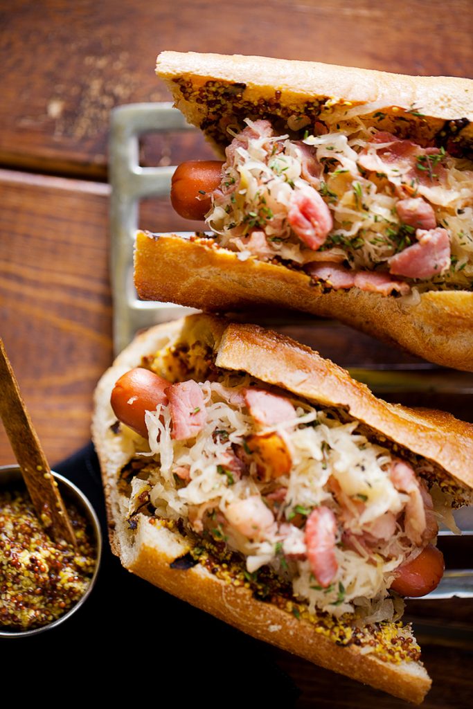 Hot‑dog géant à la choucroute, lardons de bacon et moutarde à l’ancienne