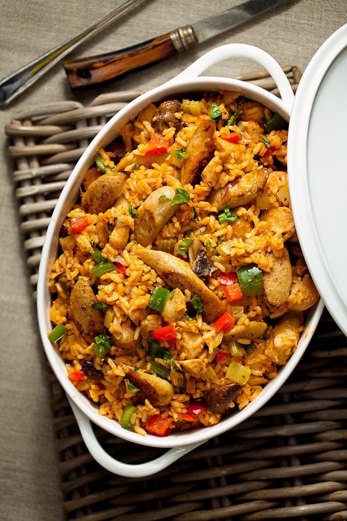 Casserole de riz aux tomates, saucisses et légumes aux herbes