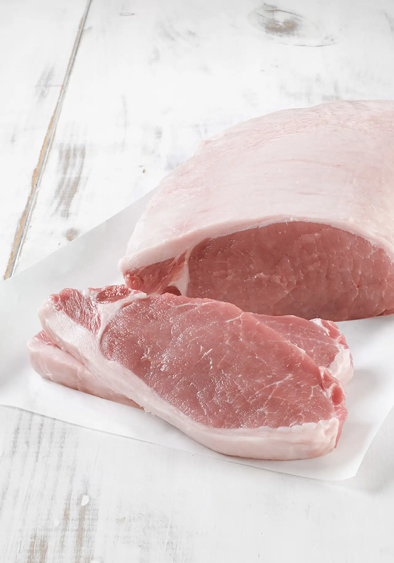 Longe de porc frais cru sur fond blanc