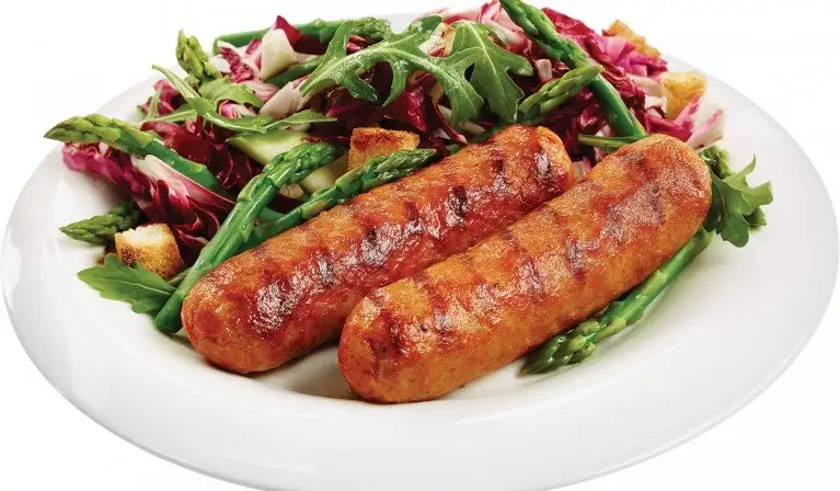 Saucisses grillées servies avec salade verte et asperges