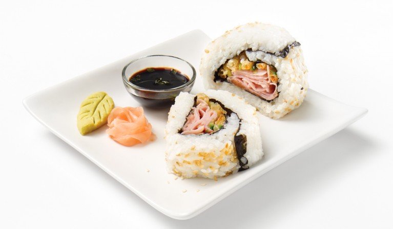 Rouleaux californiens avec jambon fumé et légumes tempura