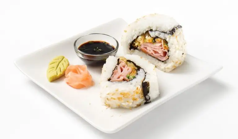 Rouleaux californiens avec jambon fumé et légumes tempura