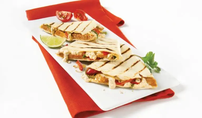 Quesadillas grillées avec saucisses italiennes et fromage Boursin