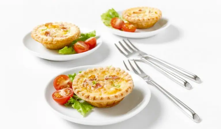 Mini quiches dorées au bacon et fromage fondu