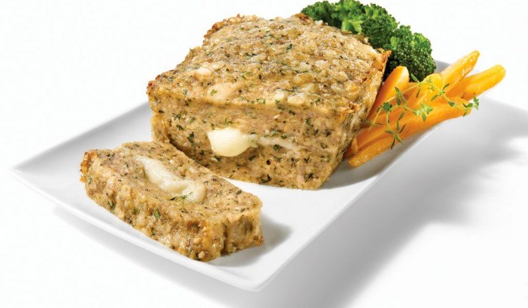 Pain de viande doré garni de fromage fondant