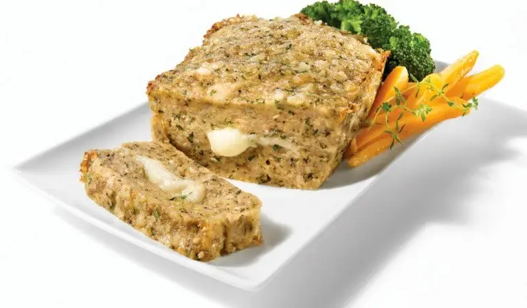 Pain de viande doré garni de fromage fondant