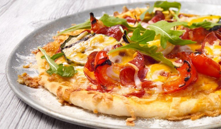 Savourez une pizza maison garnie de pepperoni Amoré et de légumes grillés, parfaite pour un souper rapide et savoureux.