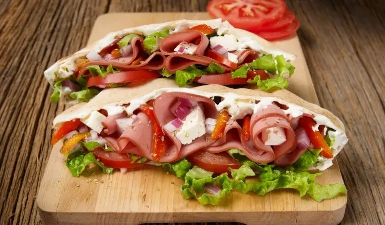 Pita garni de bologne, feta et légumes colorés